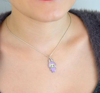 Zawieszka srebrna próby 925 w kształcie laleczki typu Labubu, pokryta fioletową emalią. Model DIA-ZAW-13905-925,, szerokość 1,3 cm, waga 3,00 g. Idealny prezent dla dziewczynki – kolorowa i bajkowa (1).JPG