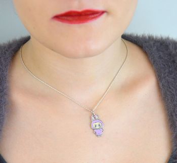 Zawieszka srebrna próby 925 w kształcie laleczki typu Labubu, pokryta fioletową emalią. Model DIA-ZAW-13905-925,, szerokość 1,3 cm, waga 3,00 g. Idealny prezent dla dziewczynki – kolorowa i bajkowa (3).JPG