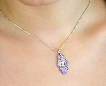 Zawieszka srebrna próby 925 w kształcie laleczki typu Labubu, pokryta fioletową emalią. Model DIA-ZAW-13905-925,, szerokość 1,3 cm, waga 3,00 g. Idealny prezent dla dziewczynki – kolorowa i bajkowa (4).JPG