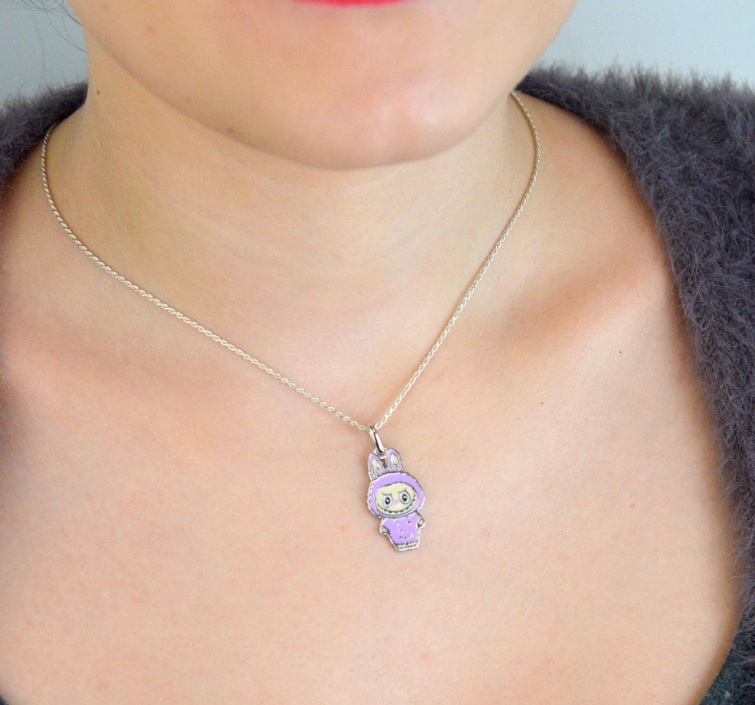 Zawieszka srebrna próby 925 w kształcie laleczki typu Labubu, pokryta fioletową emalią. Model DIA-ZAW-13905-925, długość z oczkiem 3,0 cm, szerokość 1,3 cm, waga 3,00 g. Idealny prezent dla 1.jpg