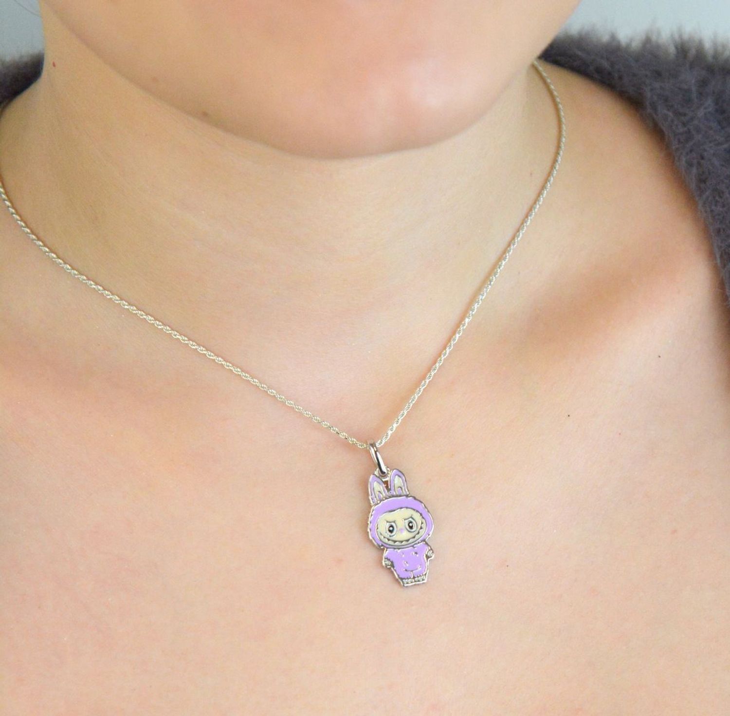 Zawieszka srebrna próby 925 w kształcie laleczki typu Labubu, pokryta fioletową emalią. Model DIA-ZAW-13905-925, długość z oczkiem 3,0 cm, szerokość 1,3 cm, waga 3,00 g. Idealny prezent dla 1.jpg