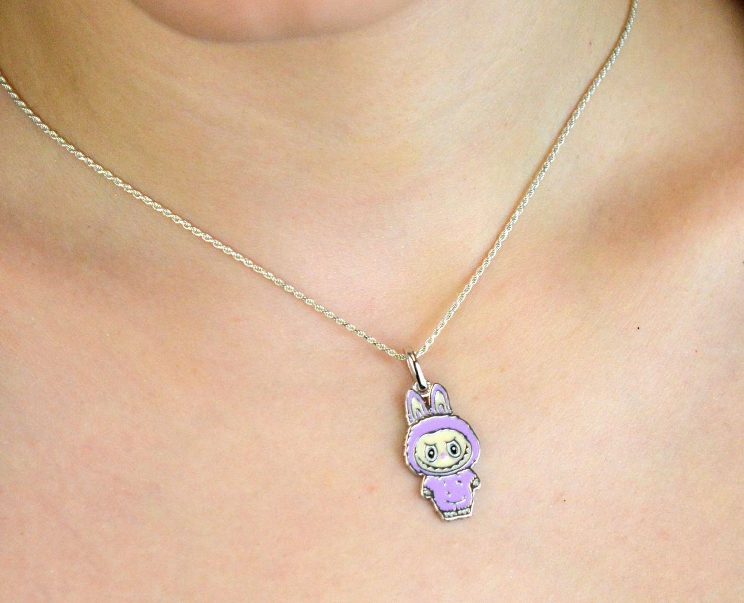 Zawieszka srebrna próby 925 w kształcie laleczki typu Labubu, pokryta fioletową emalią. Model DIA-ZAW-13905-925, długość z oczkiem 3,0 cm, szerokość 1,3 cm, waga 3,00 g. Idealny prezent dla 1.jpg