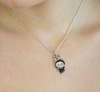 Zawieszka srebrna próby 925 w kształcie laleczki Labubu, zdobiona brązową emalią. Model DIA-ZAW-13906-925, długość 3,0 cm, szerokość 1,3 cm, waga 3,00 g. Bajkowy, kolorowy prezent dla dziewczynki (2).JPG