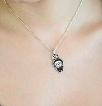 Zawieszka srebrna próby 925 w kształcie laleczki Labubu, zdobiona brązową emalią. Model DIA-ZAW-13906-925, długość 3,0 cm, szerokość 1,3 cm, waga 3,00 g. Bajkowy, kolorowy prezent dla dziewczynki (3).JPG