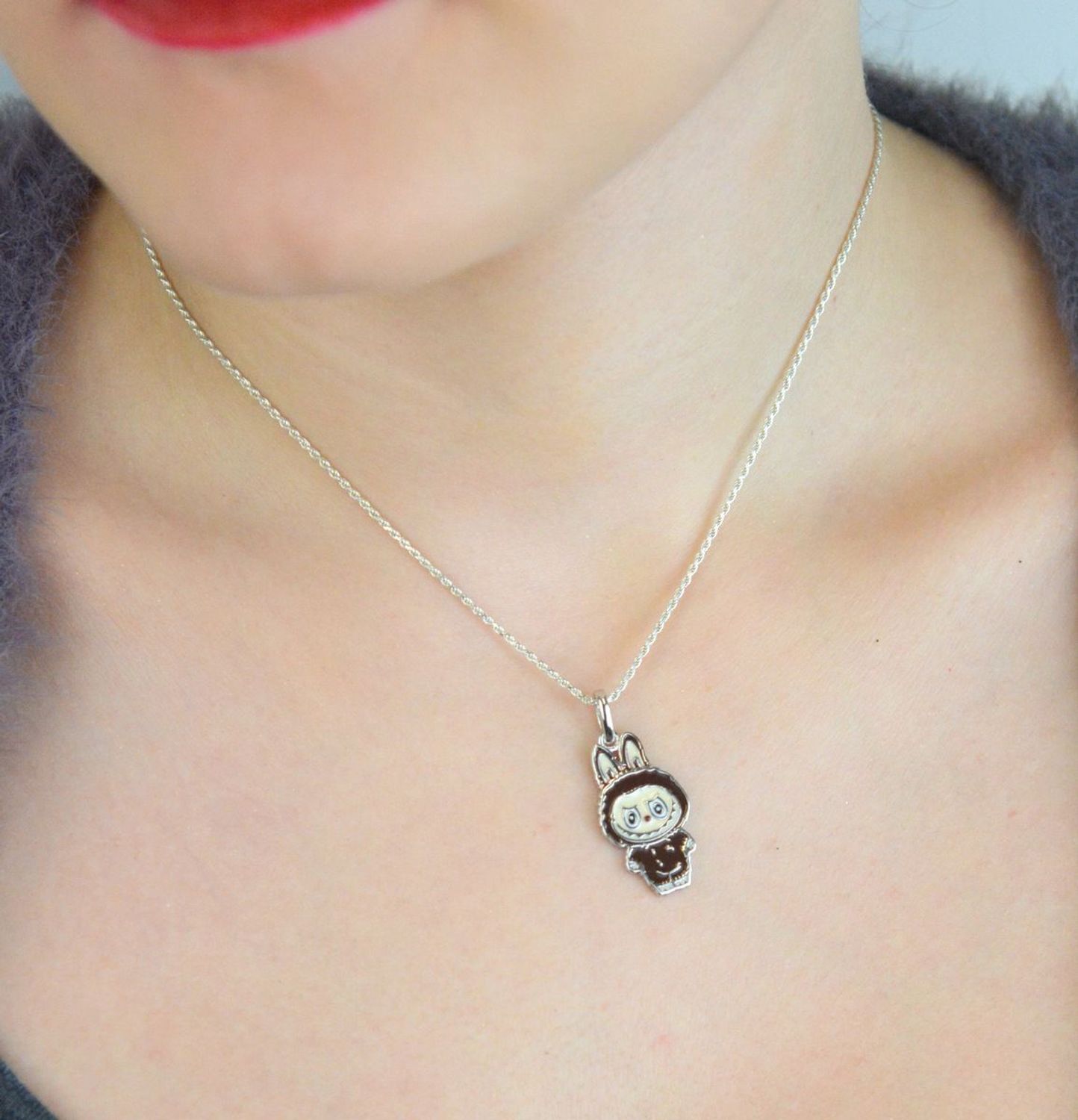 Zawieszka srebrna próby 925 w kształcie laleczki Labubu, zdobiona brązową emalią. Model DIA-ZAW-13906-925, długość 3,0 cm, szerokość 1,3 cm, waga 3,00 g. Bajkowy, kolorowy prezen1.jpg