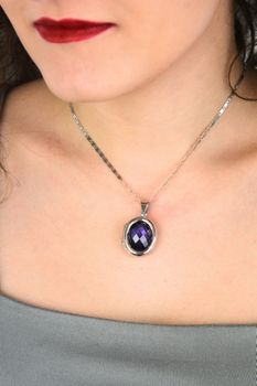 zawieszka srebrna 925 DIA-ZAW-13907-925 owalna otwierana cyrkonia fioletowa elegancka (3).jpg