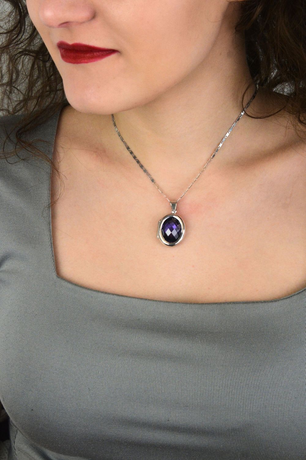 Zawieszka srebrna próby 925 w kształcie owalu, otwierana, z fioletową cyrkonią z jednej strony i gładką powierzchnią z drugiej. Model DIA-ZAW-13907-925, długość z oczkiem 3,5 cm, szerokość 2,1 1.jpg