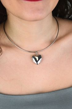 Zawieszka srebrna próby 925 w kształcie gładkiego serca. Model DIA-ZAW-13908-925, długość z oczkiem 3,0 cm, szerokość 2,2 cm, waga 4,99 g. Elegancki i ponadczasowy dodatek do łańcuszka (1).jpg