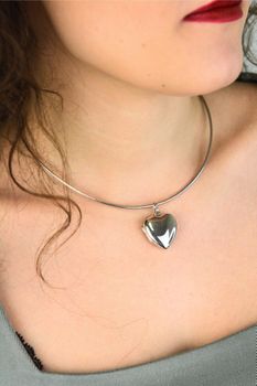 Zawieszka srebrna próby 925 w kształcie gładkiego serca. Model DIA-ZAW-13908-925, długość z oczkiem 3,0 cm, szerokość 2,2 cm, waga 4,99 g. Elegancki i ponadczasowy dodatek do łańcuszka (3).jpg