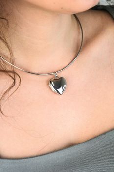 Zawieszka srebrna próby 925 w kształcie gładkiego serca. Model DIA-ZAW-13908-925, długość z oczkiem 3,0 cm, szerokość 2,2 cm, waga 4,99 g. Elegancki i ponadczasowy dodatek do łańcuszka (5).jpg