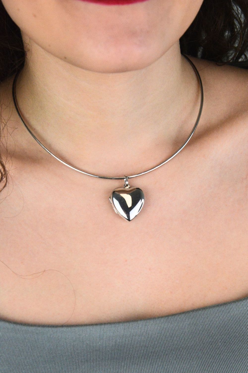 Zawieszka srebrna próby 925 w kształcie gładkiego serca. Model DIA-ZAW-13908-925, długość z oczkiem 3,0 cm, szerokość 2,2 cm, waga 4,99 g. Elegancki i ponadczasowy dodatek do łańcuszka.1.jpg