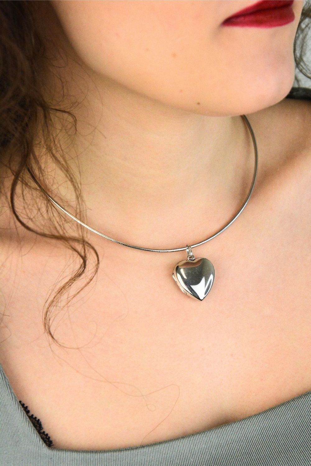 Zawieszka srebrna próby 925 w kształcie gładkiego serca. Model DIA-ZAW-13908-925, długość z oczkiem 3,0 cm, szerokość 2,2 cm, waga 4,99 g. Elegancki i ponadczasowy dodatek do łańcuszka.1.jpg