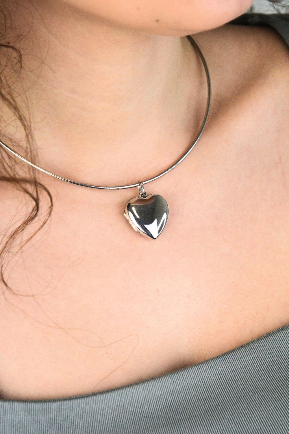 Zawieszka srebrna próby 925 w kształcie gładkiego serca. Model DIA-ZAW-13908-925, długość z oczkiem 3,0 cm, szerokość 2,2 cm, waga 4,99 g. Elegancki i ponadczasowy dodatek do łańcuszka.1.jpg