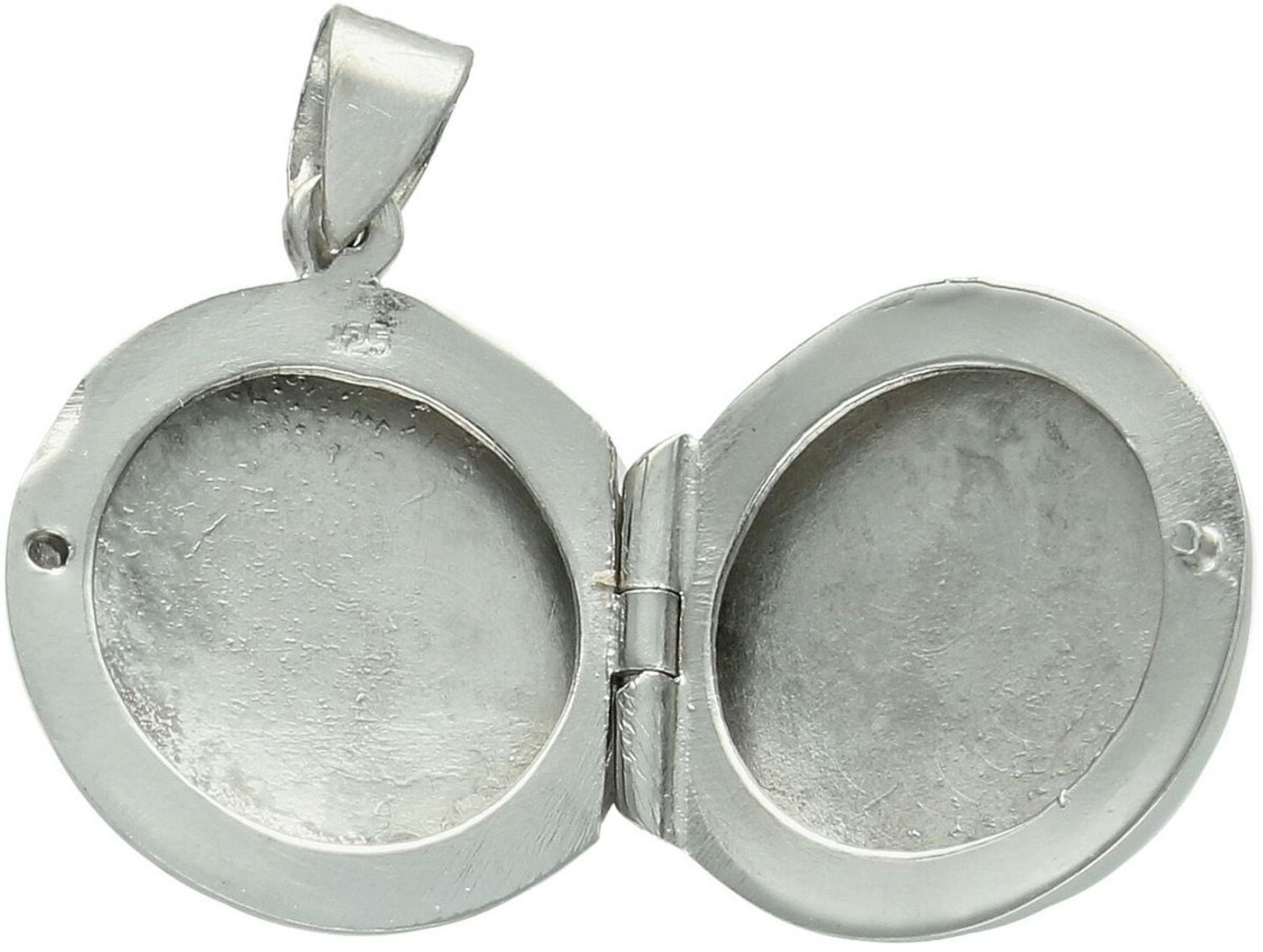 Zawieszka damska srebrna DIA-ZAW-13911-925 wykonana ze srebra próby 925. Okrągła, gładka forma w kształcie puzderka – długość 3 cm, szerokość 2 cm, waga 4,8 g. Klasyczna elegancja i 1.jpg