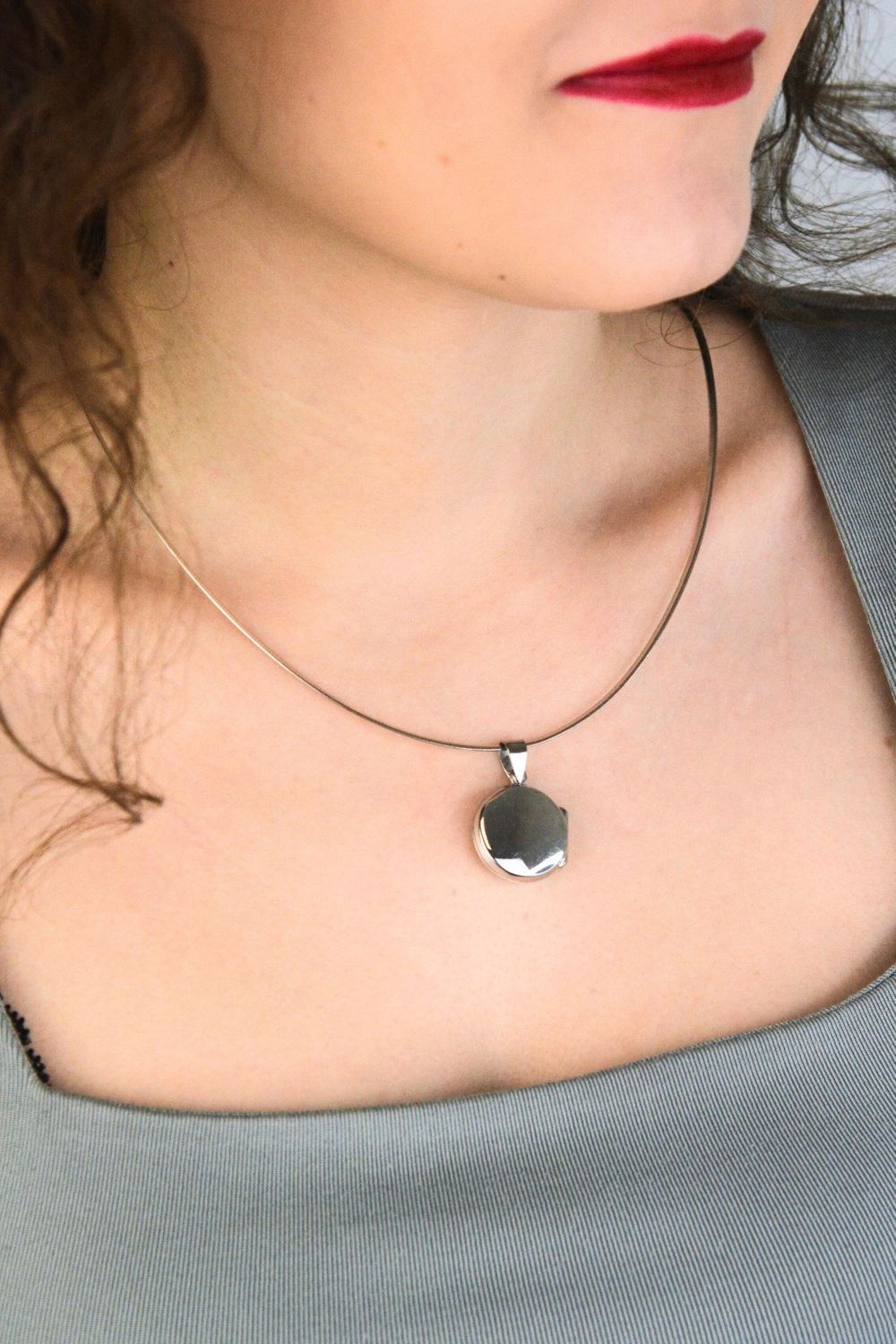 Zawieszka damska srebrna DIA-ZAW-13911-925 wykonana ze srebra próby 925. Okrągła, gładka forma w kształcie puzderka – długość 3 cm, szerokość 2 cm, waga 4,8 g. Klasyczna elegancja i 1.jpg