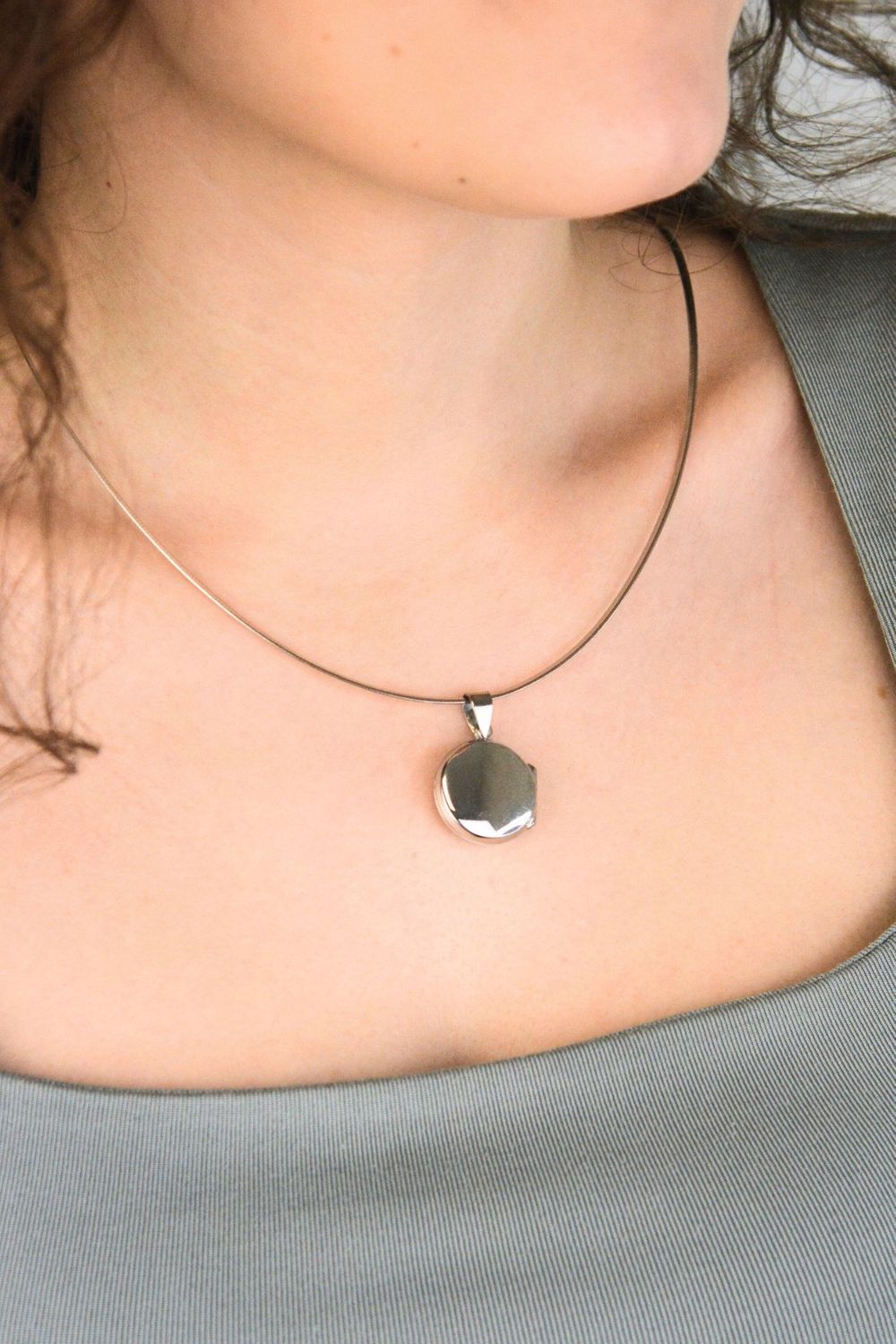 Zawieszka damska srebrna DIA-ZAW-13911-925 wykonana ze srebra próby 925. Okrągła, gładka forma w kształcie puzderka – długość 3 cm, szerokość 2 cm, waga 4,8 g. Klasyczna elegancja i 1.jpg