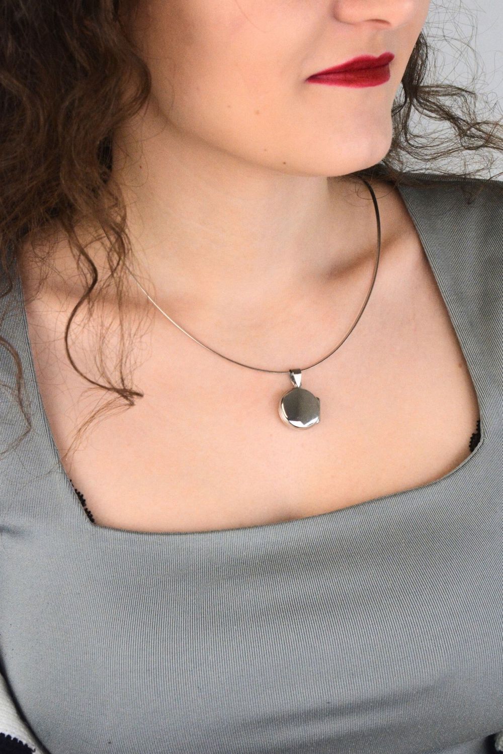 Zawieszka damska srebrna DIA-ZAW-13911-925 wykonana ze srebra próby 925. Okrągła, gładka forma w kształcie puzderka – długość 3 cm, szerokość 2 cm, waga 4,8 g. Klasyczna elegancja i 1.jpg