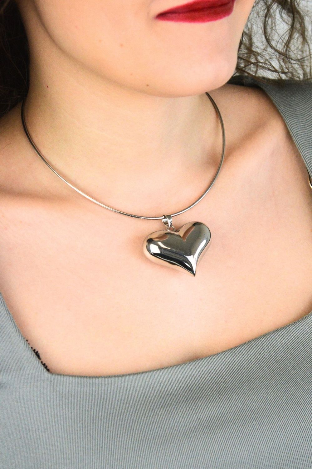 Zawieszka srebrna próby 925 w kształcie dużego, wypukłego serca. Model DIA-ZAW-13912-925, długość z oczkiem 4,0 cm, szerokość 4,5 cm, waga 13,60 g. Elegancki i efektowny dodatek do łańcuszka.1.jpg