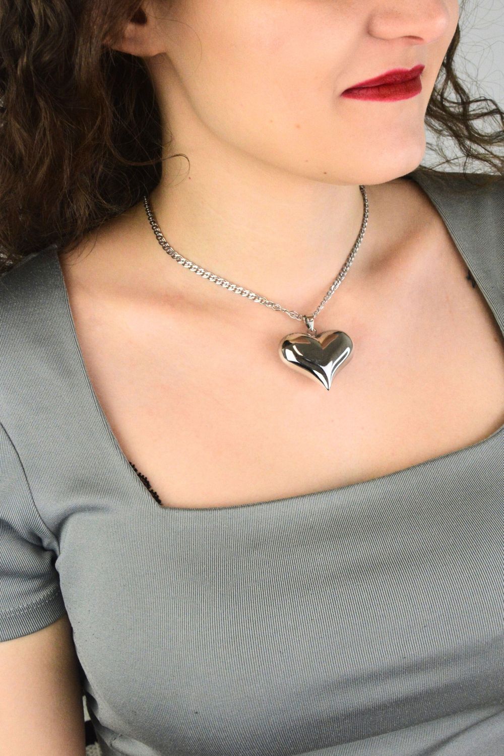 Zawieszka srebrna próby 925 w kształcie dużego, wypukłego serca. Model DIA-ZAW-13913-925, długość z oczkiem 4,0 cm, szerokość 4,0 cm, waga 9,90 g. Elegancki i efektowny dodatek do łańcuszka11.jpg