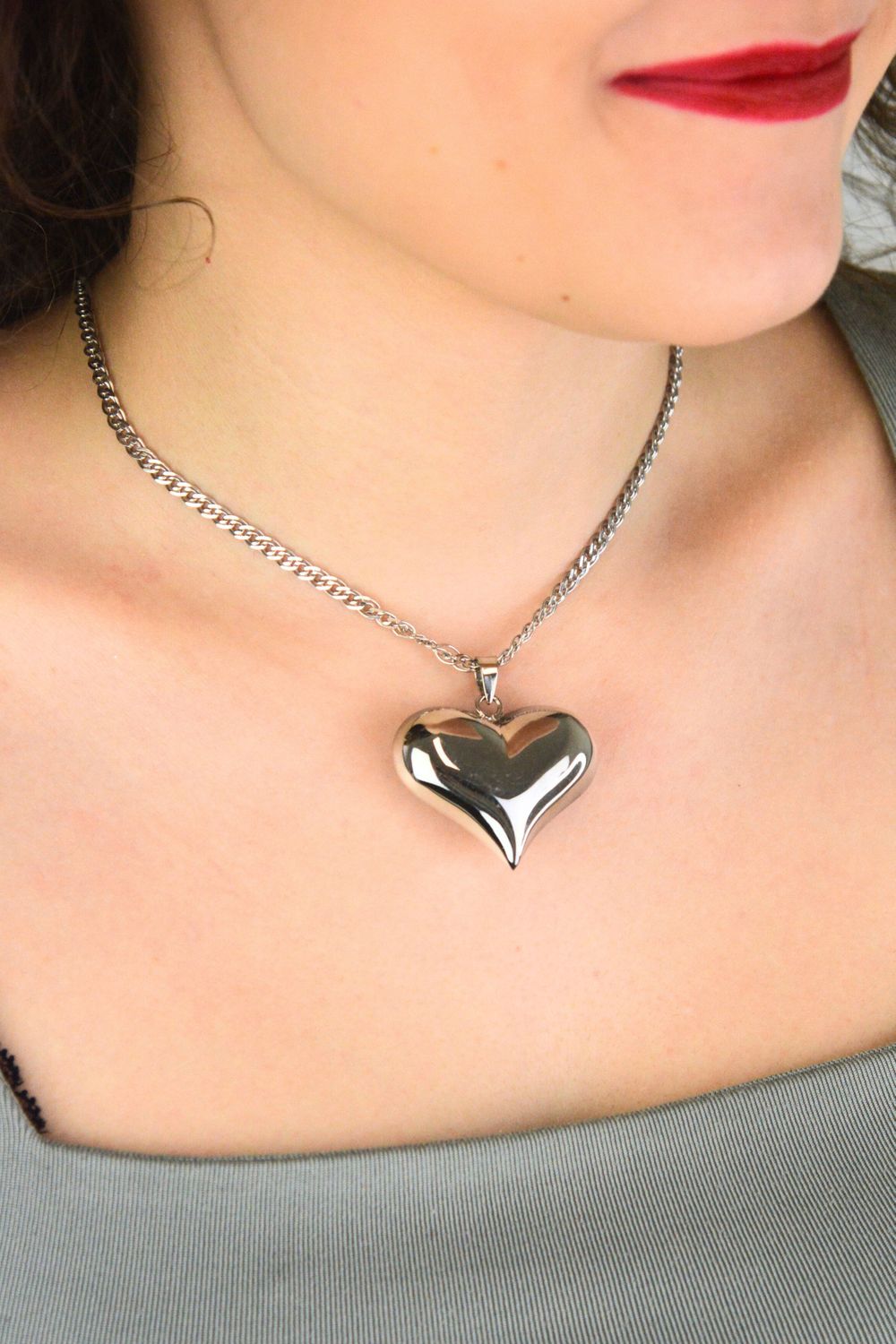 Zawieszka srebrna próby 925 w kształcie dużego, wypukłego serca. Model DIA-ZAW-13913-925, długość z oczkiem 4,0 cm, szerokość 4,0 cm, waga 9,90 g. Elegancki i efektowny dodatek do łańcuszka11.jpg