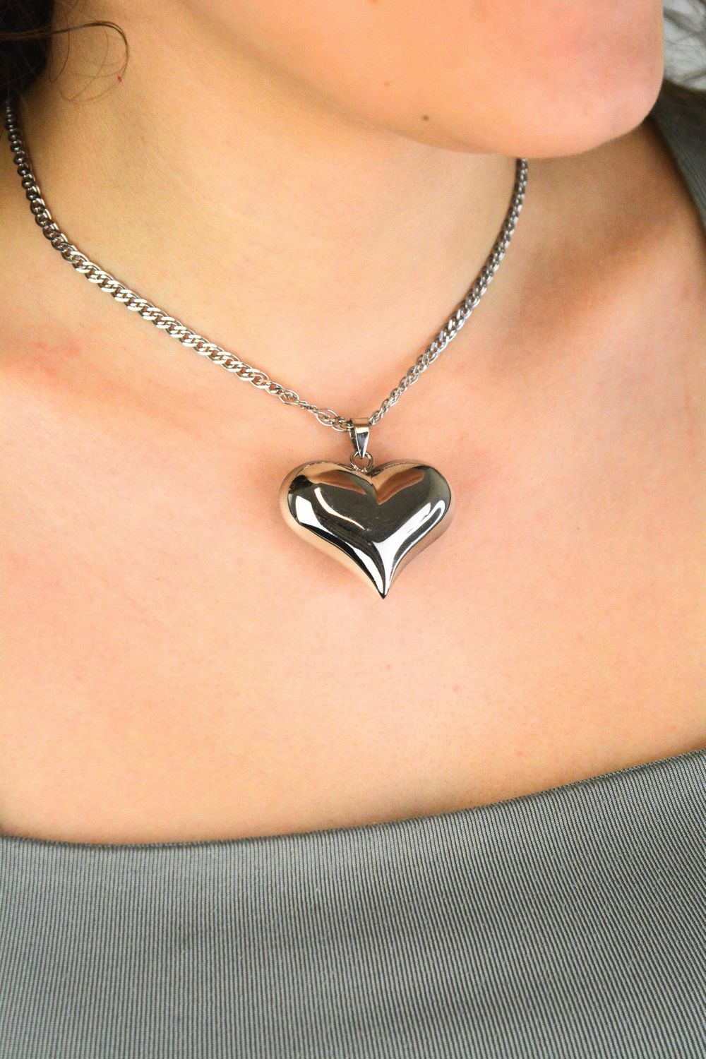 Zawieszka srebrna próby 925 w kształcie dużego, wypukłego serca. Model DIA-ZAW-13913-925, długość z oczkiem 4,0 cm, szerokość 4,0 cm, waga 9,90 g. Elegancki i efektowny dodatek do łańcuszka11.jpg