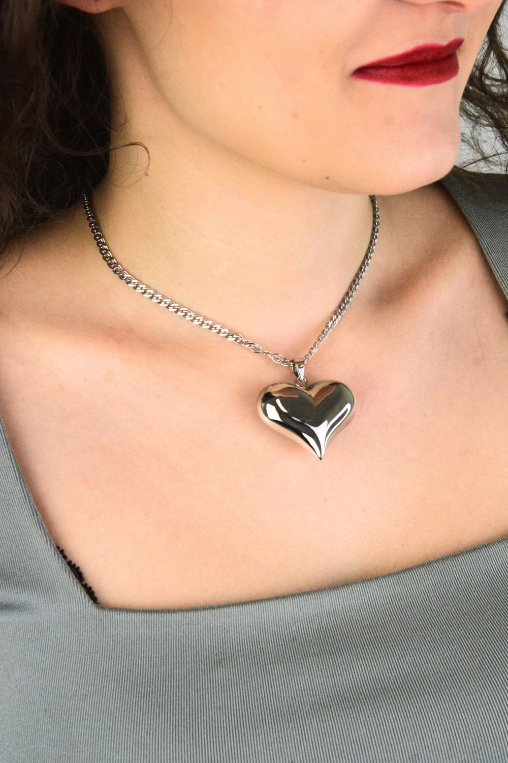 Zawieszka srebrna próby 925 w kształcie dużego, wypukłego serca. Model DIA-ZAW-13913-925, długość z oczkiem 4,0 cm, szerokość 4,0 cm, waga 9,90 g. Elegancki i efektowny dodatek do łańcuszka11.jpg