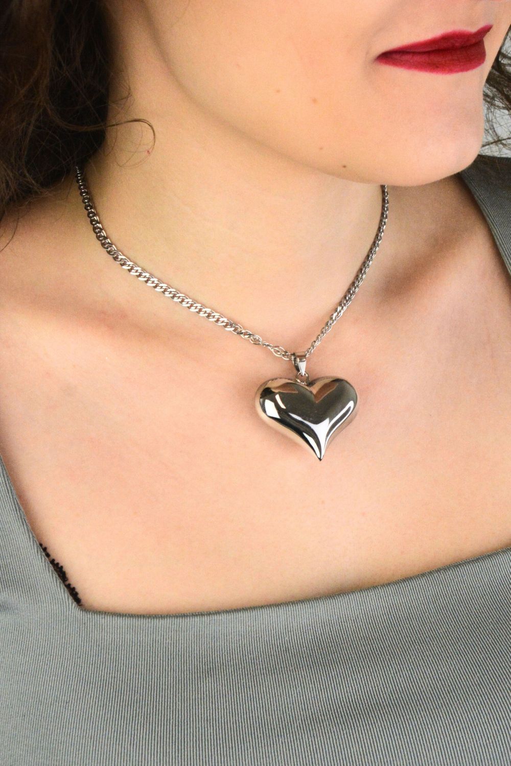 Zawieszka srebrna próby 925 w kształcie dużego, wypukłego serca. Model DIA-ZAW-13913-925, długość z oczkiem 4,0 cm, szerokość 4,0 cm, waga 9,90 g. Elegancki i efektowny dodatek do łańcuszka11.jpg