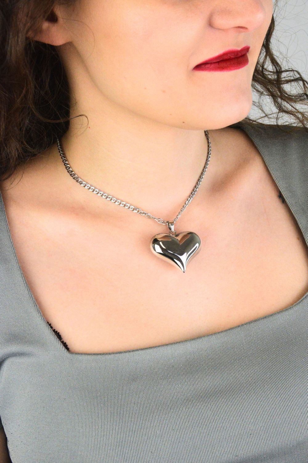 Zawieszka srebrna próby 925 w kształcie dużego, wypukłego serca. Model DIA-ZAW-13913-925, długość z oczkiem 4,0 cm, szerokość 4,0 cm, waga 9,90 g. Elegancki i efektowny dodatek do łańcuszka11.jpg