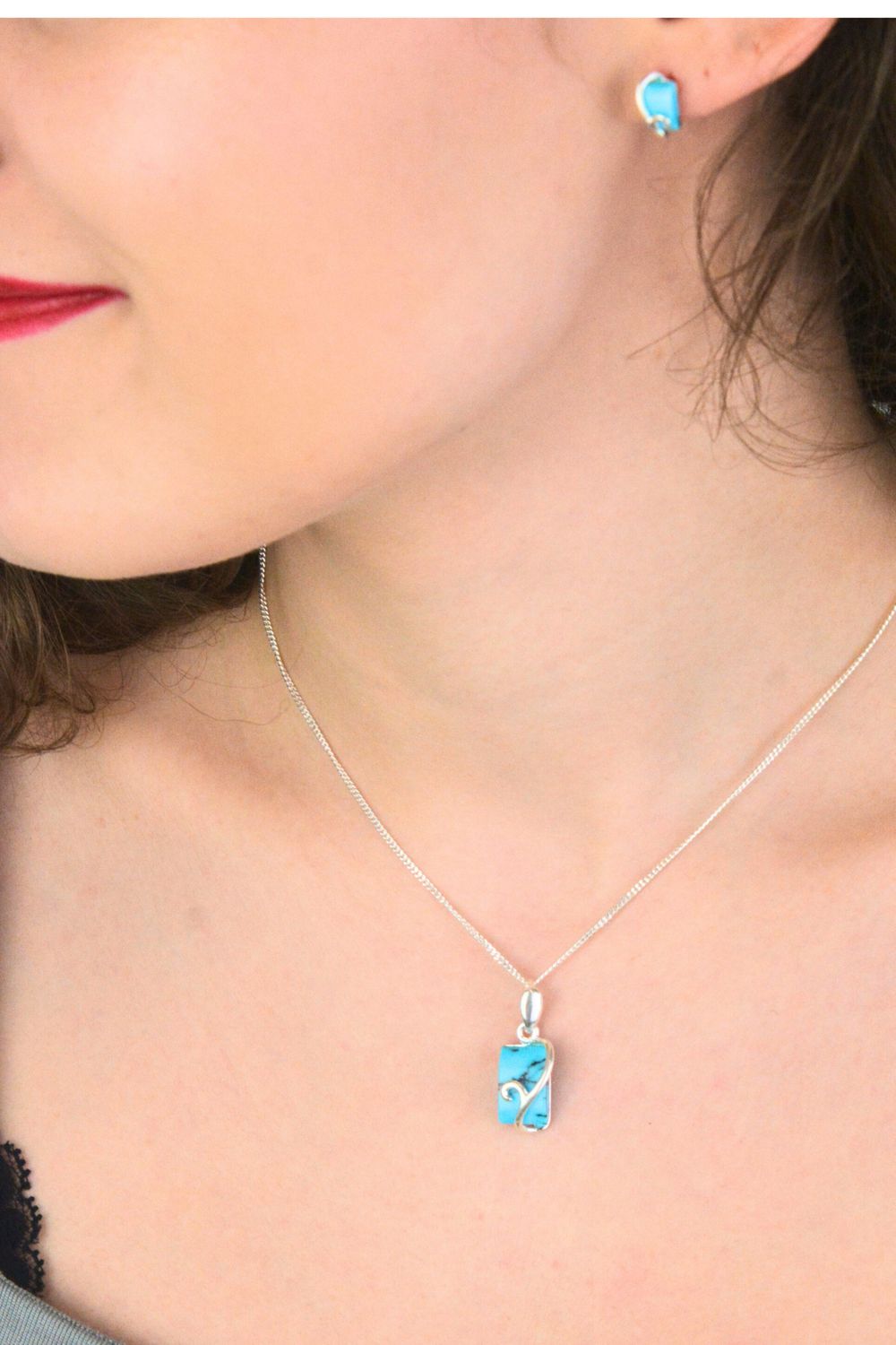 Prostokątna zawieszka damska srebrna 925 DIA-ZAW-13990-925 zdobiona turkusem. Wymiary 2,5 × 9 mm, waga 2,30 g. Subtelna i elegancka biżuteria.1.jpg