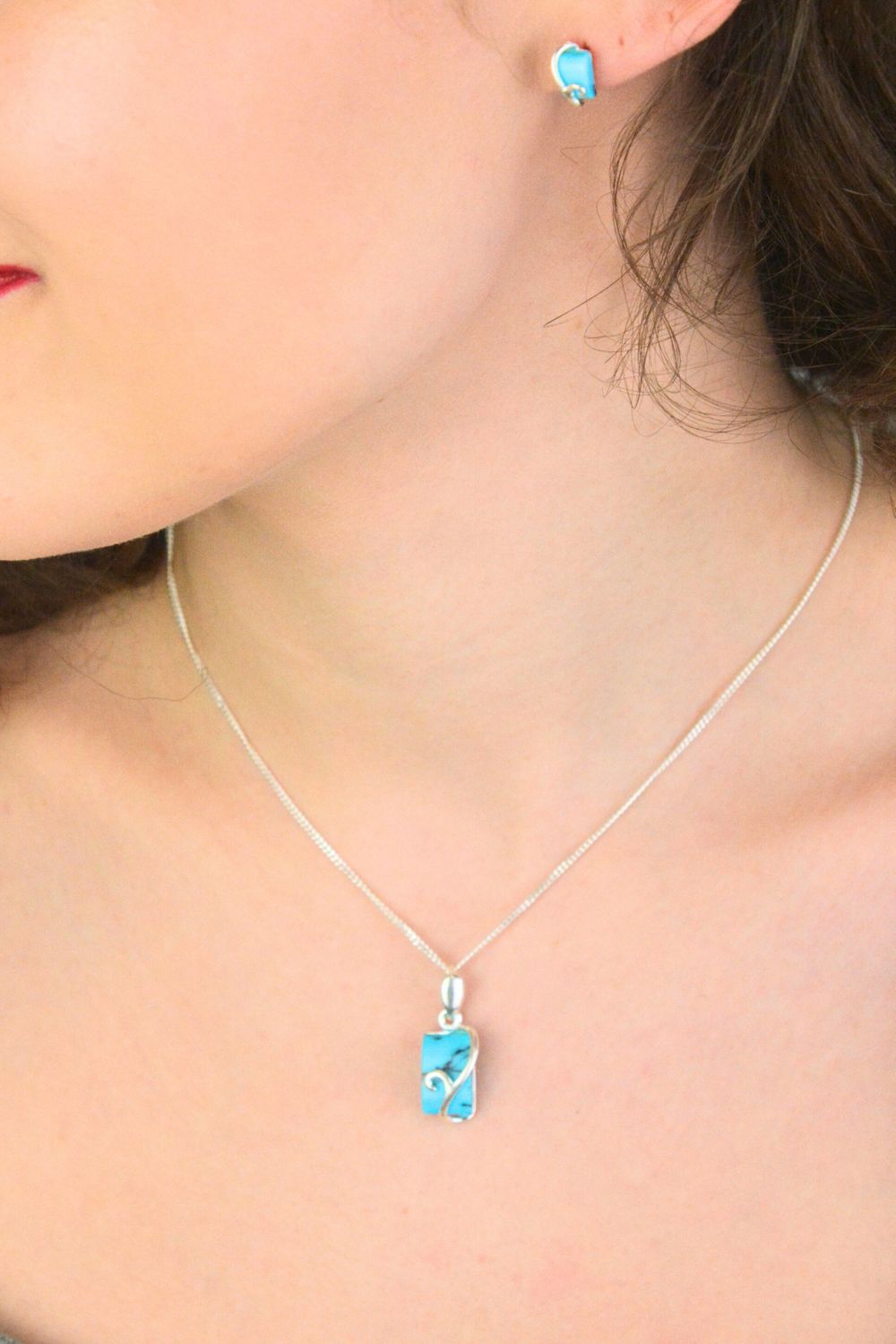 Prostokątna zawieszka damska srebrna 925 DIA-ZAW-13990-925 zdobiona turkusem. Wymiary 2,5 × 9 mm, waga 2,30 g. Subtelna i elegancka biżuteria.1.jpg