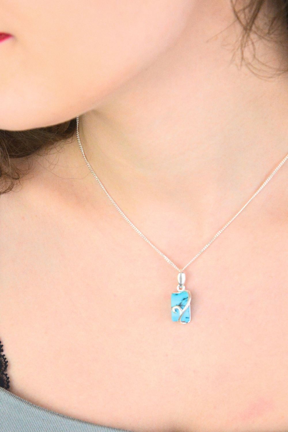 Prostokątna zawieszka damska srebrna 925 DIA-ZAW-13990-925 zdobiona turkusem. Wymiary 2,5 × 9 mm, waga 2,30 g. Subtelna i elegancka biżuteria.1.jpg