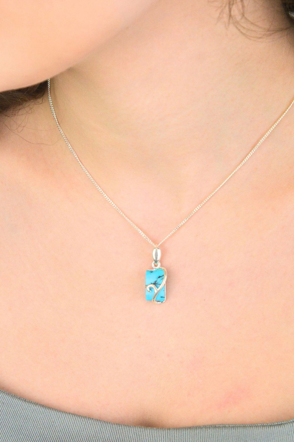 Prostokątna zawieszka damska srebrna 925 DIA-ZAW-13990-925 zdobiona turkusem. Wymiary 2,5 × 9 mm, waga 2,30 g. Subtelna i elegancka biżuteria.1.jpg