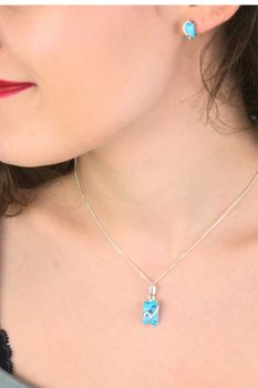 Prostokątna zawieszka damska srebrna 925 DIA-ZAW-13990-925 zdobiona turkusem. Wymiary 2,5 × 9 mm, waga 2,30 g. Subtelna i elegancka biżuteria (1).jpg