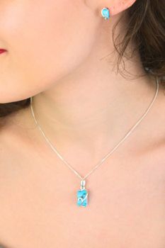 Prostokątna zawieszka damska srebrna 925 DIA-ZAW-13990-925 zdobiona turkusem. Wymiary 2,5 × 9 mm, waga 2,30 g. Subtelna i elegancka biżuteria (2).jpg