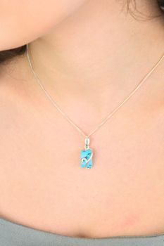 Prostokątna zawieszka damska srebrna 925 DIA-ZAW-13990-925 zdobiona turkusem. Wymiary 2,5 × 9 mm, waga 2,30 g. Subtelna i elegancka biżuteria (4).jpg