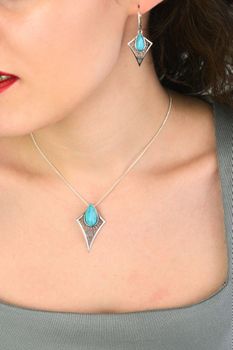 Srebrna zawieszka damska 925 DIA-ZAW-13991-925 z geometrycznym wzorem i turkusem. Wymiary 3,6 × 2,2 cm, waga 3,10 g. Elegancka i nowoczesna (1).jpg