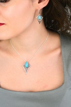 Srebrna zawieszka damska 925 DIA-ZAW-13991-925 z geometrycznym wzorem i turkusem. Wymiary 3,6 × 2,2 cm, waga 3,10 g. Elegancka i nowoczesna (2).jpg