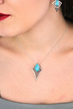 Srebrna zawieszka damska 925 DIA-ZAW-13991-925 z geometrycznym wzorem i turkusem. Wymiary 3,6 × 2,2 cm, waga 3,10 g. Elegancka i nowoczesna (4).jpg