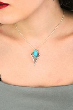 Srebrna zawieszka damska 925 DIA-ZAW-13991-925 z geometrycznym wzorem i turkusem. Wymiary 3,6 × 2,2 cm, waga 3,10 g. Elegancka i nowoczesna (5).jpg