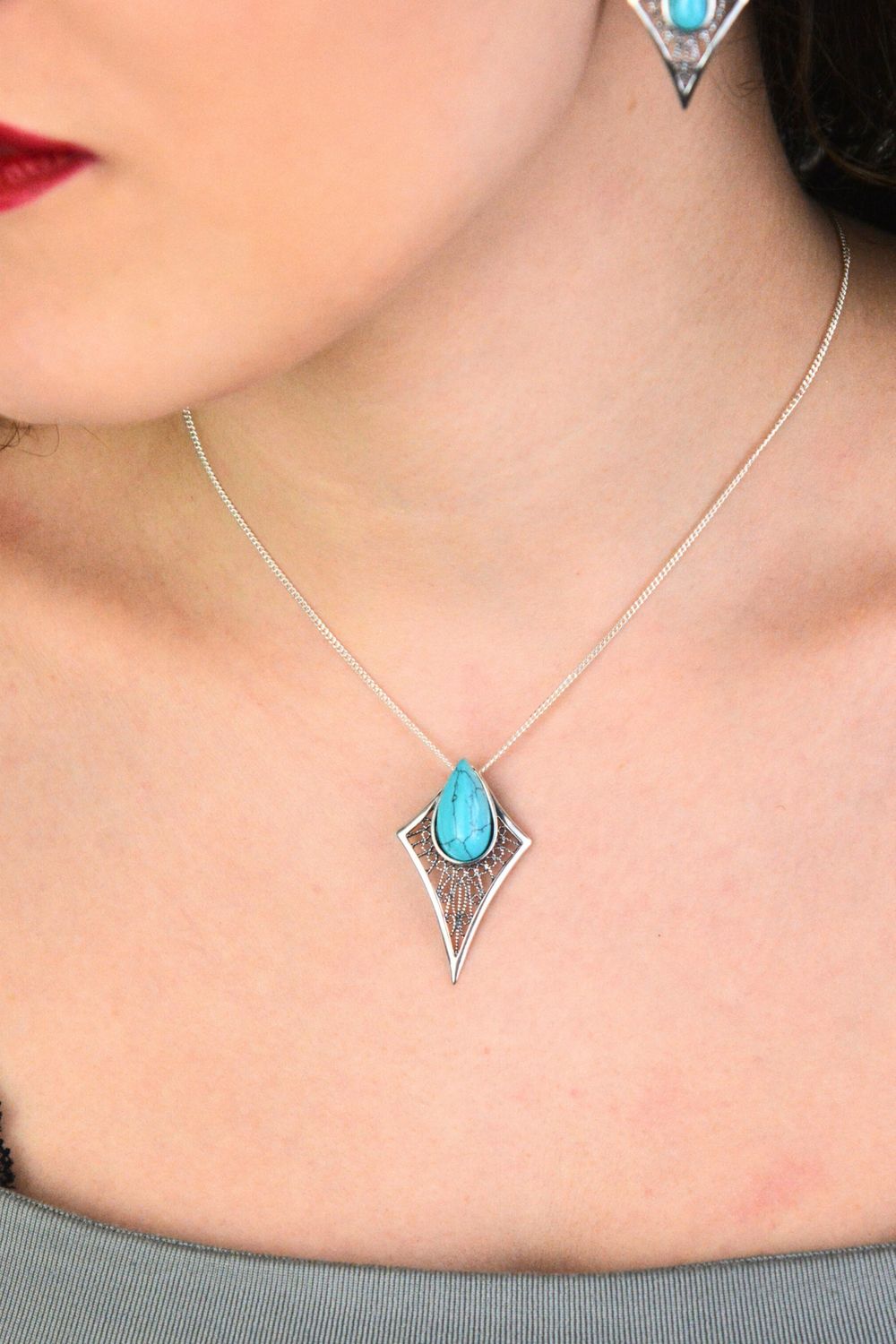 Srebrna zawieszka damska 925 DIA-ZAW-13991-925 z geometrycznym wzorem i turkusem. Wymiary 3,6 × 2,2 cm, waga 3,10 g. Elegancka i nowoczesna.1.jpg