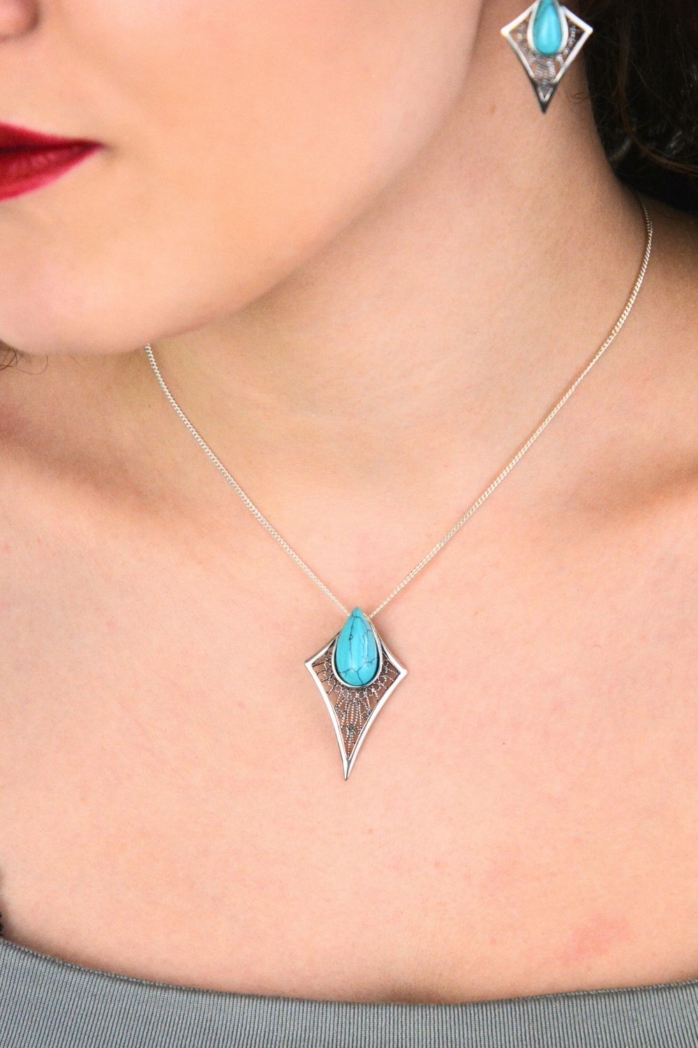 Srebrna zawieszka damska 925 DIA-ZAW-13991-925 z geometrycznym wzorem i turkusem. Wymiary 3,6 × 2,2 cm, waga 3,10 g. Elegancka i nowoczesna.1.jpg