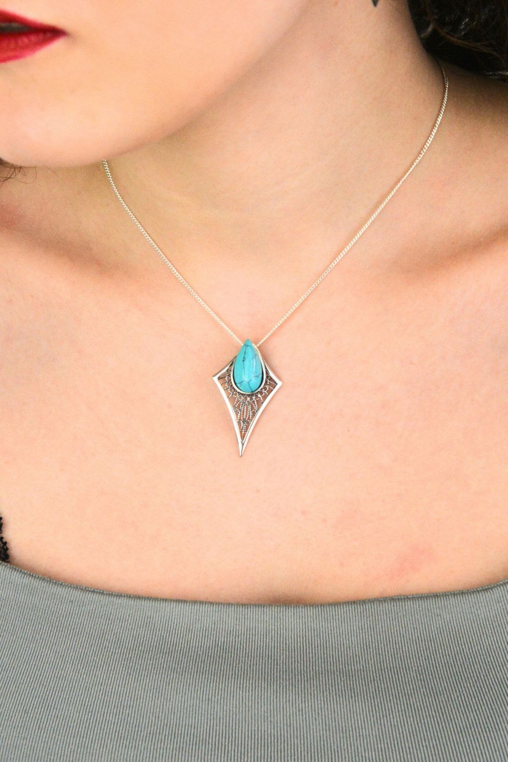 Srebrna zawieszka damska 925 DIA-ZAW-13991-925 z geometrycznym wzorem i turkusem. Wymiary 3,6 × 2,2 cm, waga 3,10 g. Elegancka i nowoczesna.1.jpg