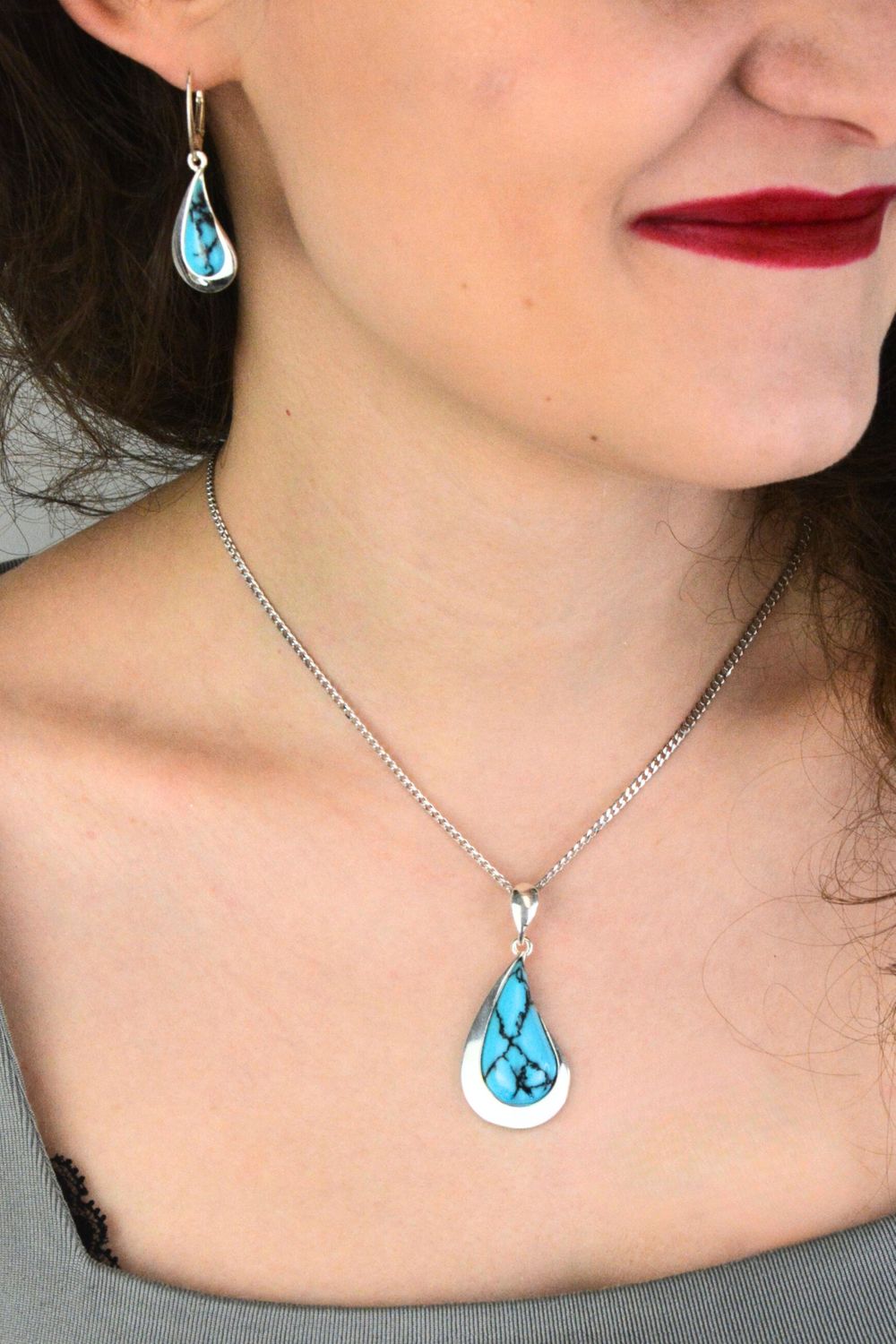 Łezka zawieszka damska srebrna 925 DIA-ZAW-13992-925 zdobiona turkusem. Wymiary 4,5 × 2,0 cm, waga 5,70 g. Elegancka i efektowna biżuteria.1.jpg