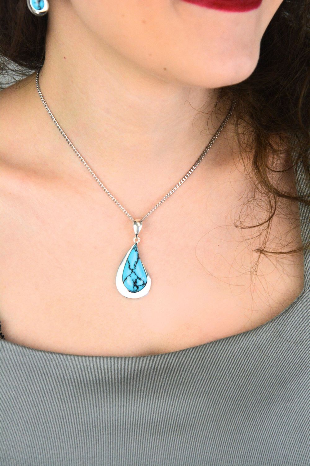 Łezka zawieszka damska srebrna 925 DIA-ZAW-13992-925 zdobiona turkusem. Wymiary 4,5 × 2,0 cm, waga 5,70 g. Elegancka i efektowna biżuteria.1.jpg