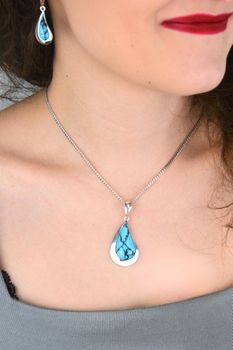 Łezka zawieszka damska srebrna 925 DIA-ZAW-13992-925 zdobiona turkusem. Wymiary 4,5 × 2,0 cm, waga 5,70 g. Elegancka i efektowna biżuteria (1).jpg