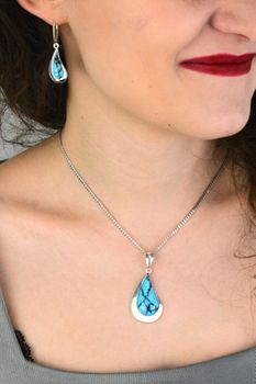 Łezka zawieszka damska srebrna 925 DIA-ZAW-13992-925 zdobiona turkusem. Wymiary 4,5 × 2,0 cm, waga 5,70 g. Elegancka i efektowna biżuteria (3).jpg