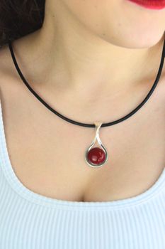 Srebrna zawieszka damska 925 z koralem – łezka DIA-ZAW-13993-925d (2).jpg