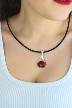 Srebrna zawieszka damska 925 z koralem – łezka DIA-ZAW-13993-925d (3).jpg