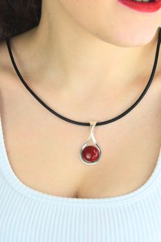 Srebrna zawieszka damska 925 z koralem – łezka DIA-ZAW-13993-925d (4).jpg