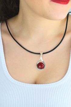 Srebrna zawieszka damska 925 z koralem – łezka DIA-ZAW-13993-925d (5).jpg